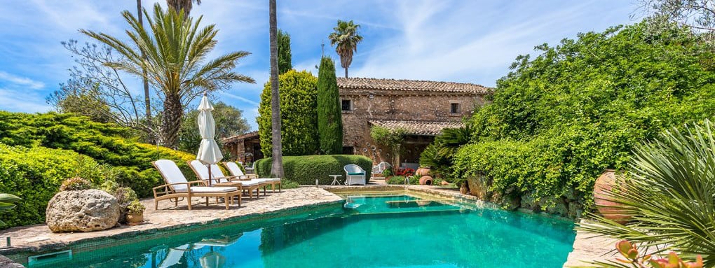 Fincas with beautiful outdoor areas and pools in Mallorca